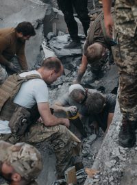 Záchranné práce po útoku ruskou raketou na restauraci Ria, oblíbený podnik v Kramatorsku