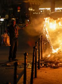 Za útoky podle francouzských médií často stojí maskované skupiny ozbrojené železnými tyčemi a také zábavní pyrotechnikou