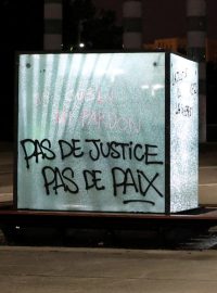 Nápis „bez spravedlnosti nebude mír“ ve francouzském Nanterre, kde byl zastřelen 17letý mladík