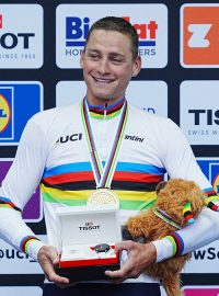 Mathieu van der Poel se zlatou medailí a v ikonickém duhovém trikot