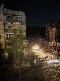 Záchranáři pracují v Pokrovsku v Doněcké oblasti na místě budovy zničené během ruského raketového útoku na Ukrajinu