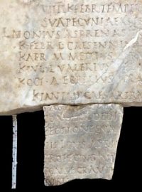 Italští archeologové našli dva zlomky mramorových desek z 2. století