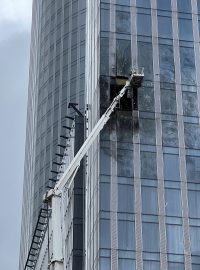 Poškozená fasáda výškové budovy v Moskvě po údajném útoku ukrajinského dronu