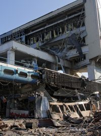 Centrální autobusové nádraží a okolní budovy, v oblasti Dněpru, jsou poškozeny nočním ruským raketovým útokem.