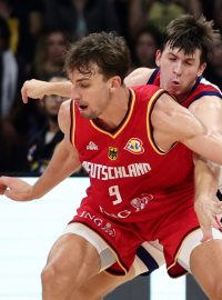 Němec Franz Wagner může se spoluhráči slavit historický postup do finále mistrovství světa basketbalistů