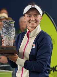 Barbora Krejčíková s trofejí na turnaji v San Diegu