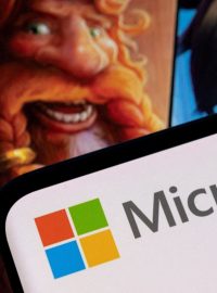 Na této ilustraci je vidět logo společnosti Microsoft na chytrém telefonu umístěné na zobrazených postavách her společnosti Activision Blizzard