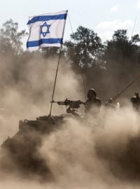 Izraelský obrněný transportér zaujímá pozice u izraelských hranic s Pásmem Gazy
