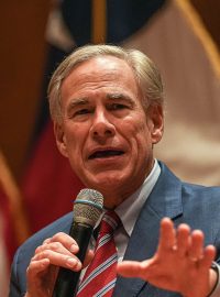 Guvernér Texasu Greg Abbott udělil milost muži, odsouzenému k 25 letům vězení za to, že v červenci 2020 zastřelil účastníka demonstrace Black Lives Matter