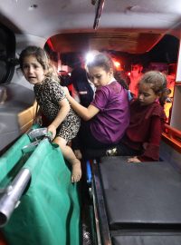 Děti sedí v sanitce po útoku na nemocnici