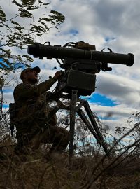 Ukrajinský voják kontroluje protitankový raketomet na frontové linii v Záporožské oblasti