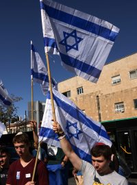 Lidé s izraelskými vlajkami si připomínají oběti útoku Hamásu z 7. října