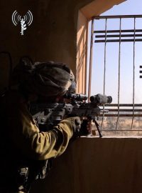 Izraelští vojáci drží pozice v Gaza City