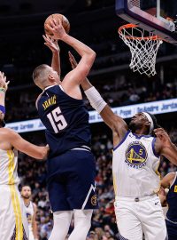 Denver dovedl k vítězství nad Golden State Nikola Jokič, který nasbíral 35 bodů a 13 doskoků