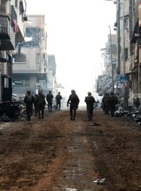 Izraelští vojáci operují v Pásmu Gazy uprostřed probíhajícího konfliktu mezi Izraelem a palestinskou islamistickou skupinou Hamás