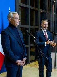 Francie a Německo dosáhly shody ohledně reformy fiskálních pravidel Evropské unie, oznámil francouzský ministr financí Bruno Le Maire (vlevo) po jednání se svým německým protějškem Christianem Lindnerem