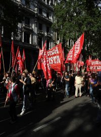 Lidé v Buenos Aires protestují proti politice prezidenta Javiera Mileie