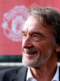 Spolumajitelem fotbalového Manchesteru United se stal britský miliardář Jim Ratcliffe