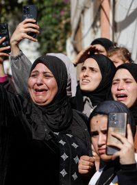 Truchlící ženy ze Západního břehu Jordánu na pohřbu zabitých Palestinců