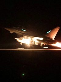 Britské letadlo Typhoon startuje k náletu na Jemen z kyperské základny Akrotiri