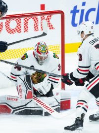 Brankář Petr Mrázek v dresu Chicago Blackhawks brání proti Gabrieli Vilardimu