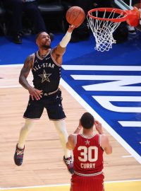 Damian Lillard smečuje míč do koše