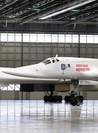 Ruské strategické raketové bombardéry Tu-160M v Kazaňském leteckém závodě