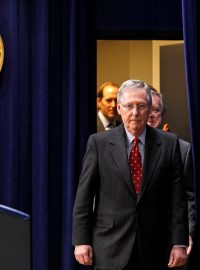 Šéf republikánů v americkém Senátu Mitch McConnell přichází na podpis zákona o prodloužení daňových škrtů z Bushovy éry a dalších výhod ve Washingtonu.