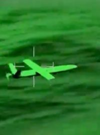 Snímek z videozáznamu ukazuje zaměření húsijského bezpilotního letounu francouzskou armádou v Rudém moři