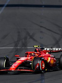 Velkou cenu Austrálie vozů formule 1 vyhrál Carlos Sainz z Ferrari a ukončil sérii devíti výher úřadujícího mistra světa Maxe Verstappena z Red Bullu