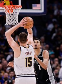 Nikola Jokić se snaží trefit míč do koše San Antonia