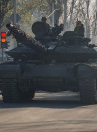 Vojáci ruské armády řídí tank na ulici v Doněcku (fotografie ze 6. dubna 2024)