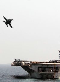 Letoun F/A-18 Hornet u americké letadlové lodi USS Dwight D. Eisenhower, která v roce 2024 působila v Rudém moři (archivní foto)