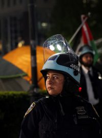 Příslušnice newyorské policie stojí na stráži po vytvoření uzavřeného perimetru v kampusu kolem protestujících studentů na Kolumbijské univerzitě.