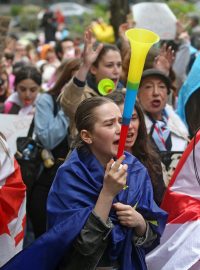 Protestující v Tbilisi proti návrhu zákona o zahraničním vlivu.