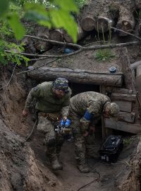 Ukrajinský voják s dronem nedaleko Charkova