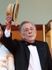 Režisér Francis Ford Coppola (uprostřed) pózuje na červeném koberci s vnučkou Romy Croquet Marsovou a herečkou Aubrey Plazou