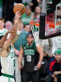 Basketbalisté Indiany byli po prvním postupu do semifinále NBA po deseti letech blízko dalšímu překvapení, když v úvodním duelu sahali po výhře nad vítězem základní části Bostonem