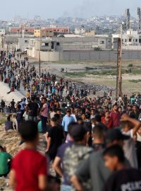 Palestinci čekající na humanitární pomoc z umělého mola