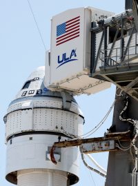 Raketa Atlas V společnosti United Launch Alliance stojí na startovací rampě poté, co byl odložen start dvou astronautů na palubě Boeingu Starliner-1 Crew Flight Test (CFT) na mysu Canaveral