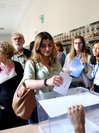 Lidé hlasují ve volební místnosti během voleb do Evropského parlamentu v Madridu.
