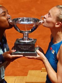 Američanka Coco Gauffová a Kateřina Siniaková slaví na Roland Garros titul ve čtyřhře