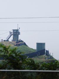 Jihokorejští vojáci procházejí kolem vojenského objektu poblíž demilitarizované zóny oddělující obě Koreje v Paju