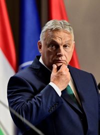 Maďarský premiér Viktor Orbán poslouchá generálního tajemníka NATO Jense Stoltenberga