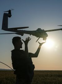 Ukrajinský voják vypouští průzkumný dron středního doletu typu Vector, který létá nad pozicemi ruských vojsk v Charkovské oblasti
