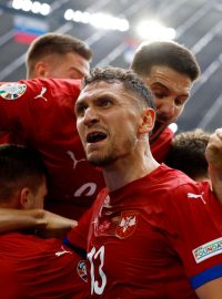 Srbové oslavují vyrovnávací gól proti Slovinsku