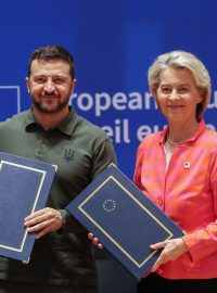 Předseda Evropské rady Charles Michel, ukrajinský prezident Volodymyr Zelenskyj a předsedkyně Evropské komise Ursula von der Leyenová podepsali bezpečnostní dohodu mezi EU a Ukrajinou