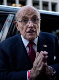 Bývalý starosta New Yorku Rudy Giuliani odchází z budovy amerického okresního soudu poté, co mu bylo ve Washingtonu nařízeno zaplatit 148 milionů dolarů v případu pomluvy