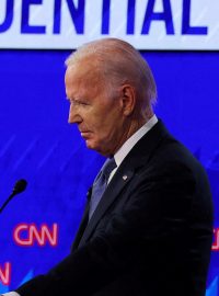 V devadesátiminutové debatě měl jedenaosmdesátiletý Biden problémy čelit útokům svého oponenta a působil zmateně