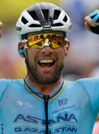 Mark Cavendish slaví triumf ve sprinterském dojezdu páté etapy Tour de France, který mu přinesl rekord